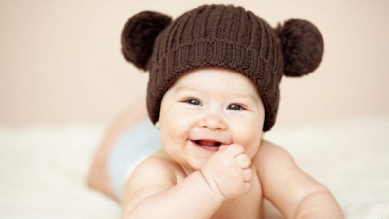 Hình ảnh em bé trai kháu khỉnh với nụ cười tươi như hoa luôn đem lại cảm giác yêu đời cho bất kỳ ai