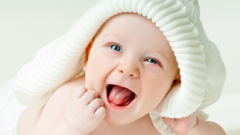 Hình ảnh em bé trai cười ngộ nghĩnh luôn mang đến niềm vui rạng rỡ cho người xem