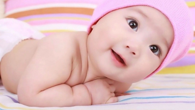 Hình ảnh em bé trai tinh nghịch luôn mang đến bầu không khí vui tươi cho người xem