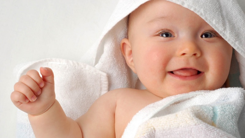 Hình ảnh em bé trai cười ngộ nghĩnh luôn mang đến niềm vui rạng rỡ cho người xem
