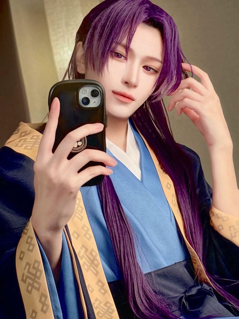 Dễ thương Shinobu cosplay tạo dáng