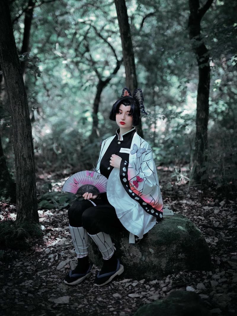 Shinobu cosplay tâm trạng ngồi trong rừng