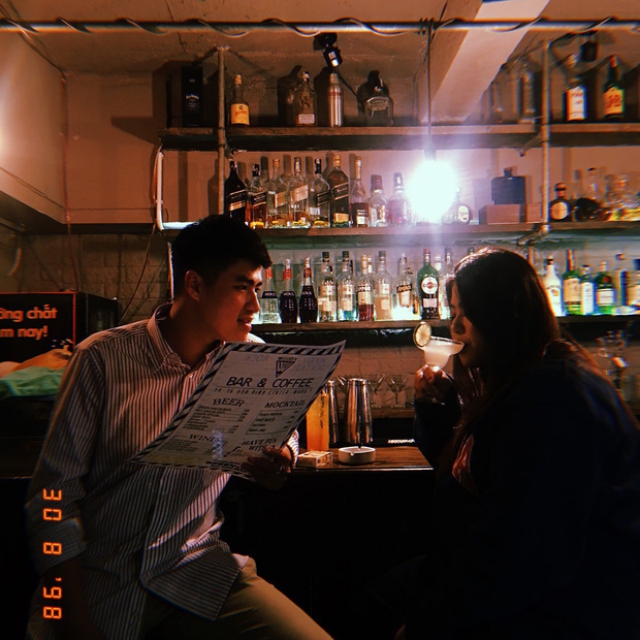 Nam giới chỉ cần một chiếc sơ mi nổi bật hay hoạ tiết phá cách là đã có thể toả sáng ở quán bar rồi! Ảnh: Internet