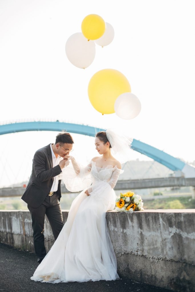 cách-tạo-dáng-chụp-ảnh-đám-cưới-ngoại-cảnh-đẹp-683x1024