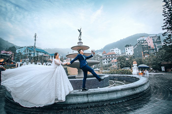 Tư thế tạo dáng chụp ảnh cưới ngoài trời đẹp