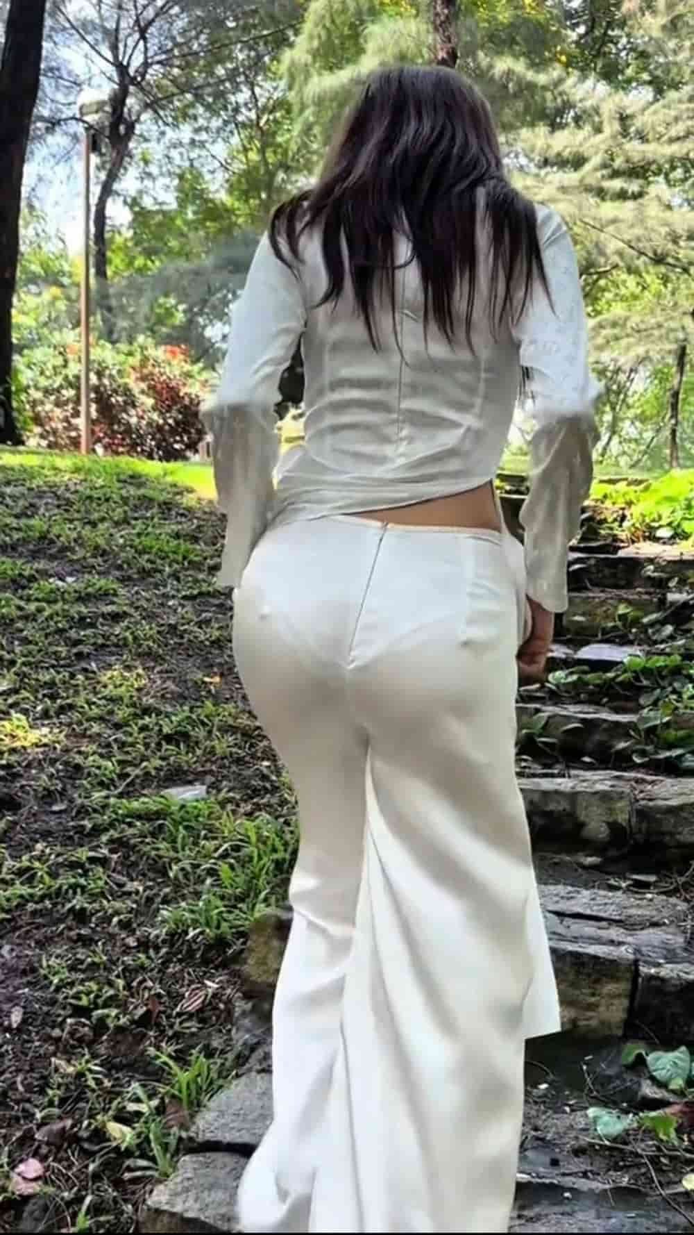 look gái xinh khoe mông.