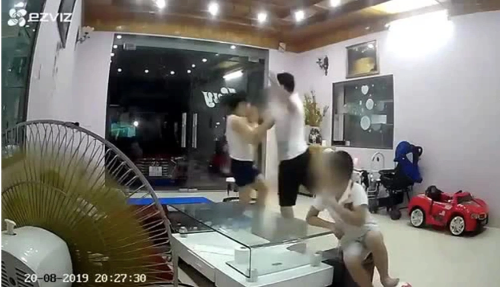 Mỗi khi bố mẹ đánh nhau, con gái lớp 7 lao lên sân thượng...
