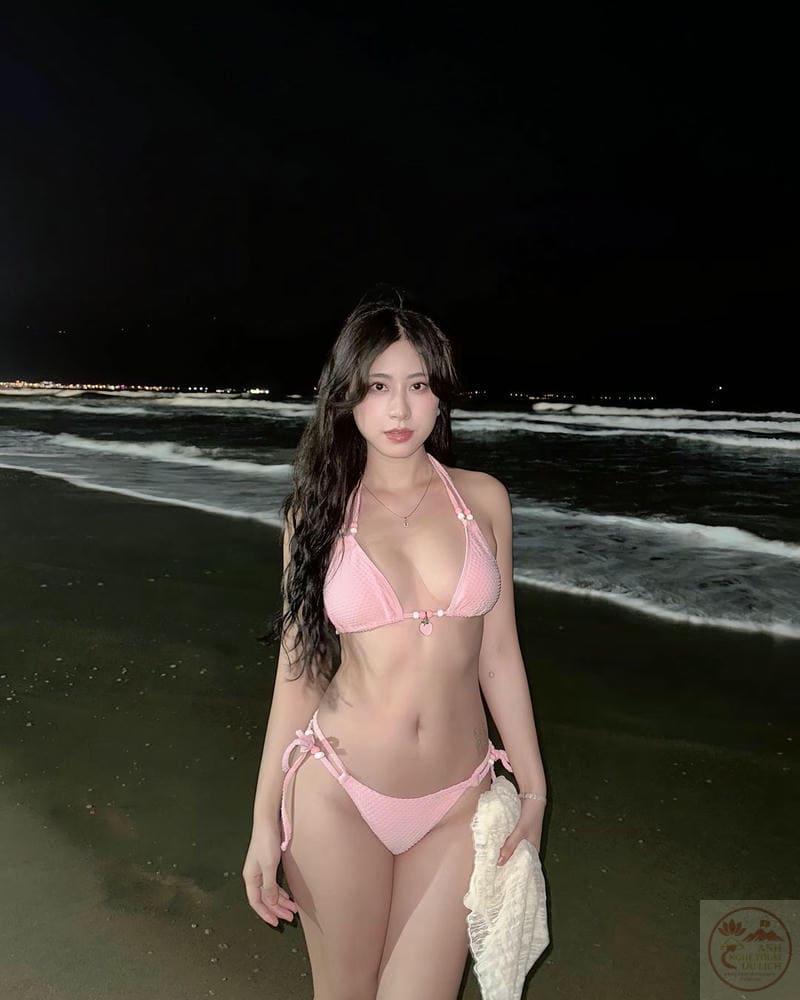 Hình gái xinh mặc bikini màu hồng nổi bật