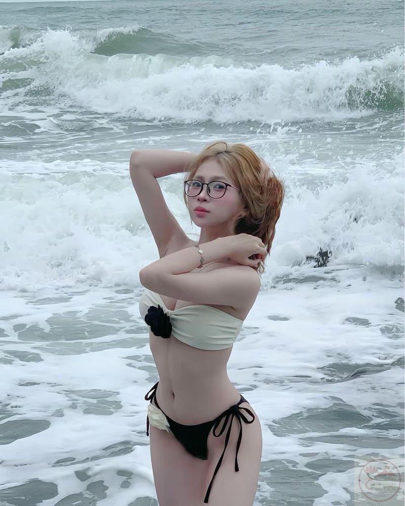 Hình gái xinh mặc bikini đi biển siêu sexy