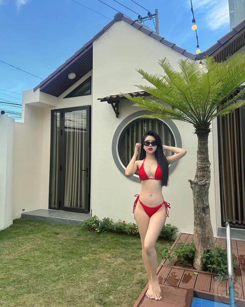 Hình ảnh gái xinh mặc bikini màu đỏ siêu nổi bật