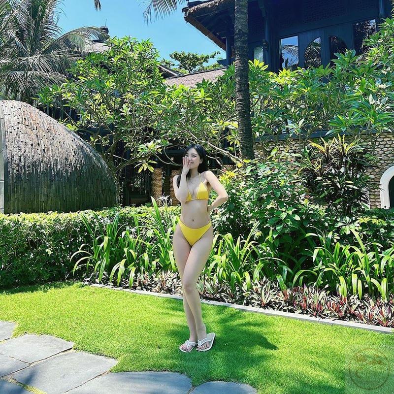 Hình ảnh gái xinh mặc bikini màu vàng nổi bật