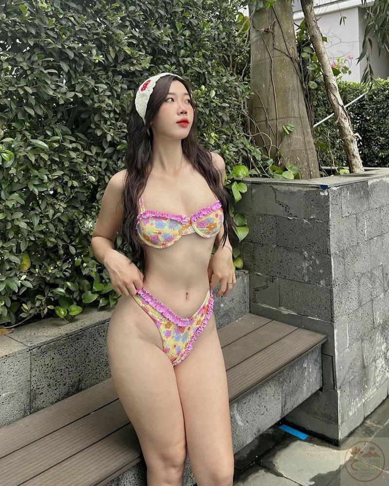 Hình ảnh gái xinh mặc bikini màu sắc cute