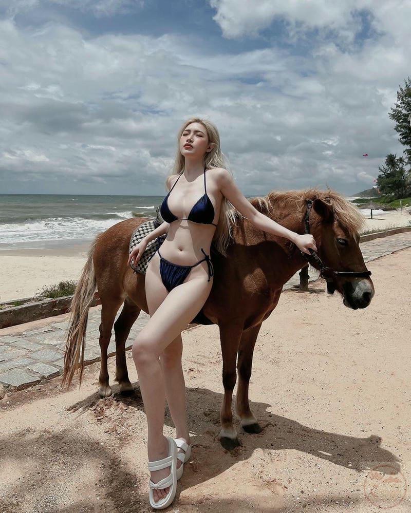 Hình ảnh gái xinh mặc bikini cùng con ngựa
