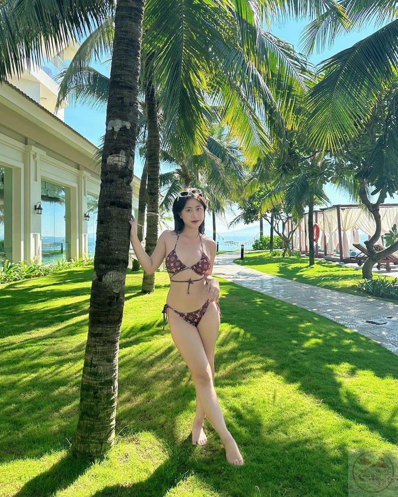 Ảnh gái xinh mặc bikini họa tiết Louis Vuitton