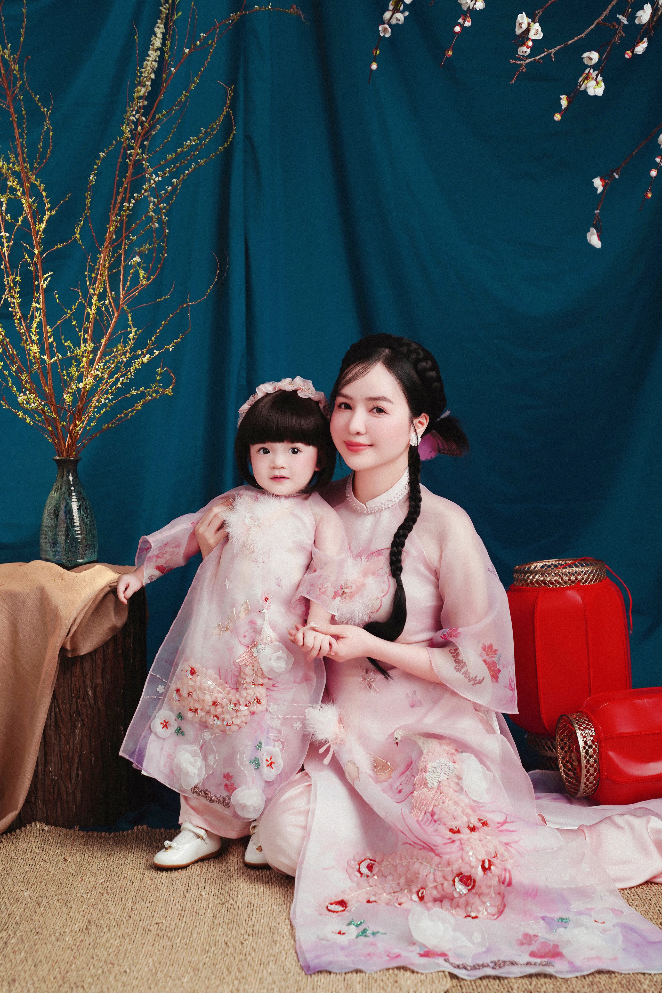 Chị Hoàng cho biết, từ khi chưa có con, chị luôn ao ước có một cô công chúa và vô cùng hạnh phúc khi ông trời ban tặng bé gái đầu lòng, vì vậy mà 2 mẹ con có rất nhiều bộ ảnh kỉ niệm.