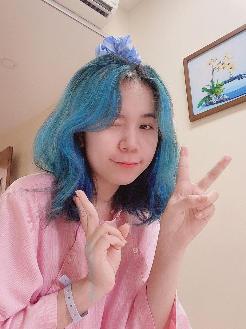Nữ streamer vẫn tươi cười chụp ảnh selfie trong phòng hậu phẫu