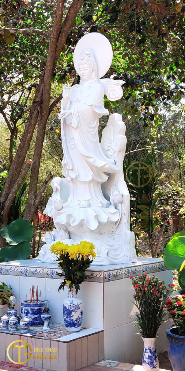 Tượng Phật Quan Thế Âm Bồ Tát cao 180 cm dát vàng