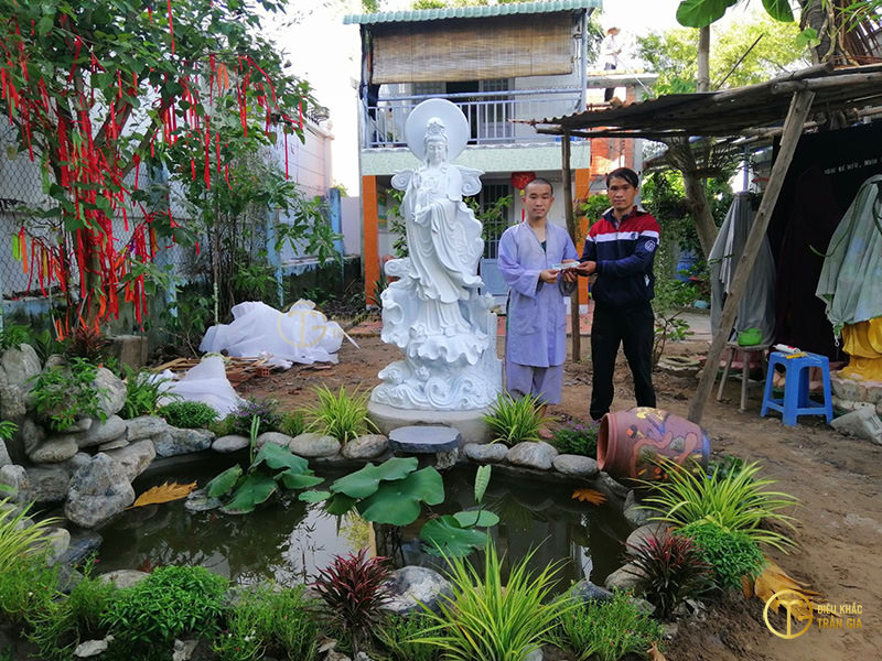 Tượng Phật Quan Thế Âm Bồ Tát cao 180 cm dát vàng