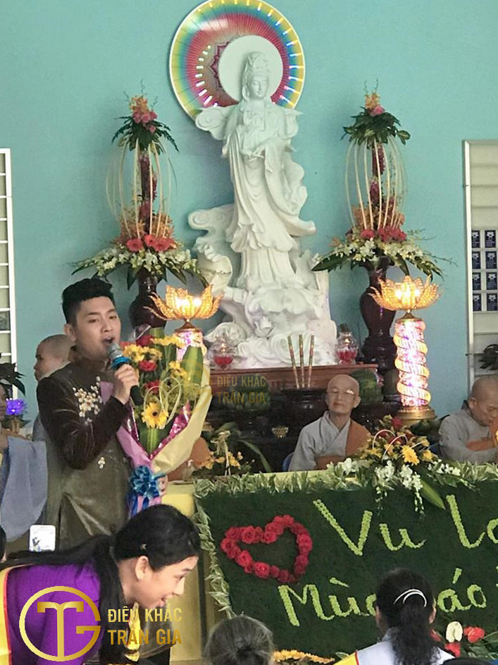 Tượng Phật Quan Thế Âm Bồ Tát cao 180 cm dát vàng