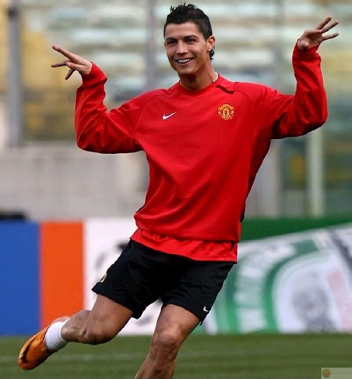 Ảnh chế Ronaldo mặc váy