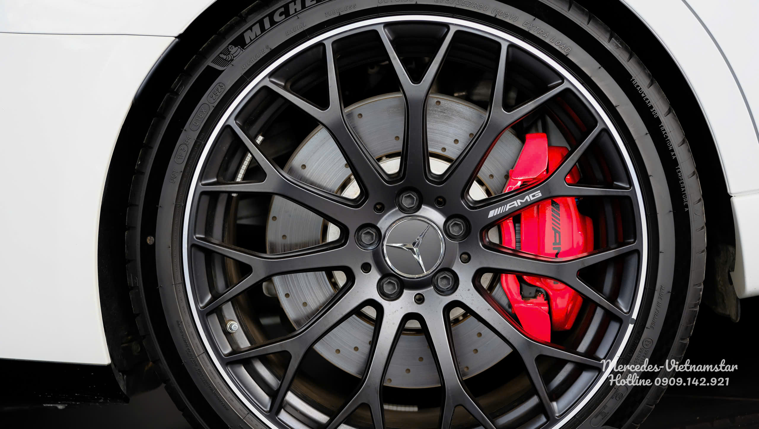 Kẹp phanh AMG màu đỏ nổi bật tạo điểm nhấn cho dàn chân xe C63S