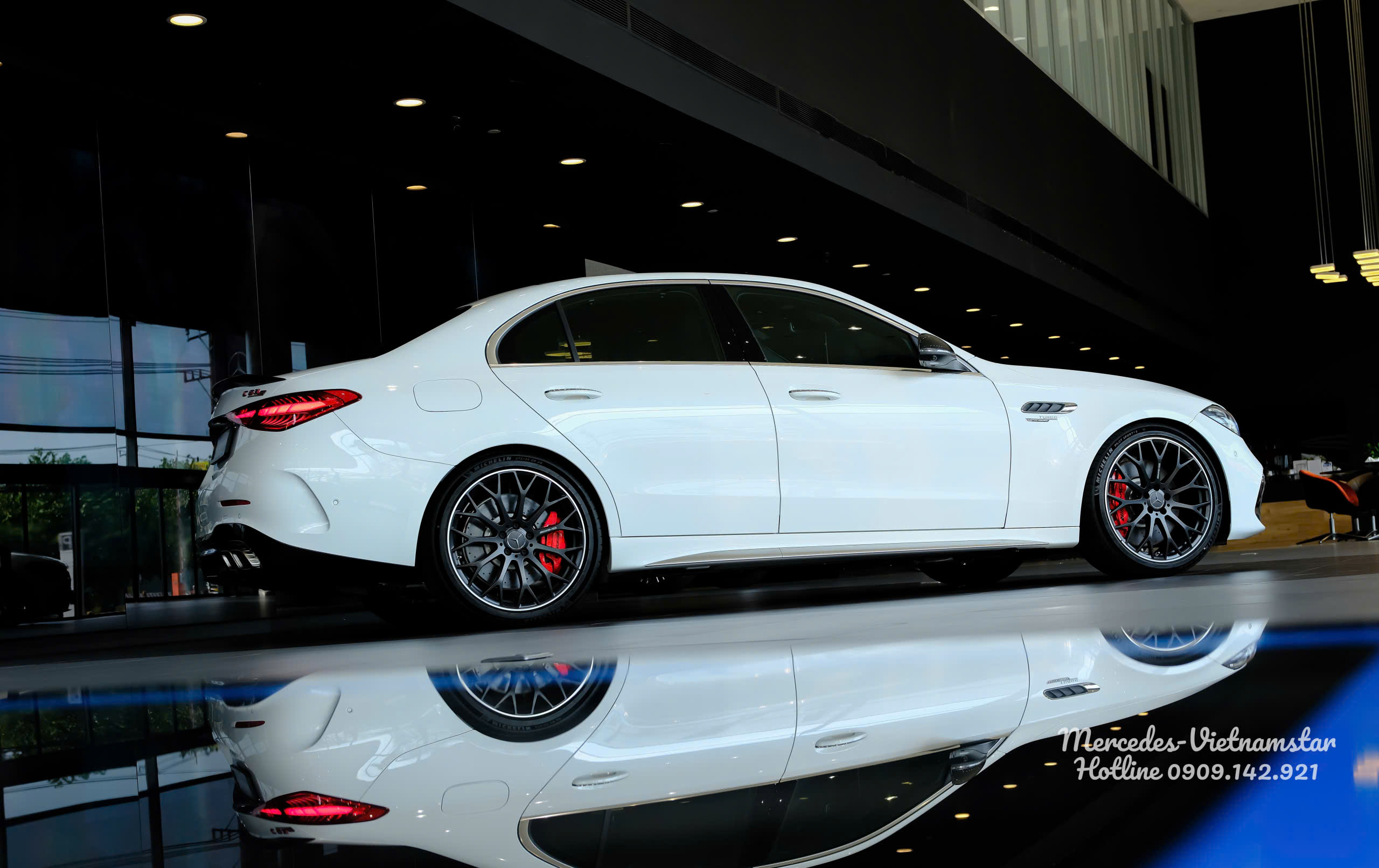 Diện mạo đuôi xe đầy uy lực của Mercedes-AMG C63S E Performance