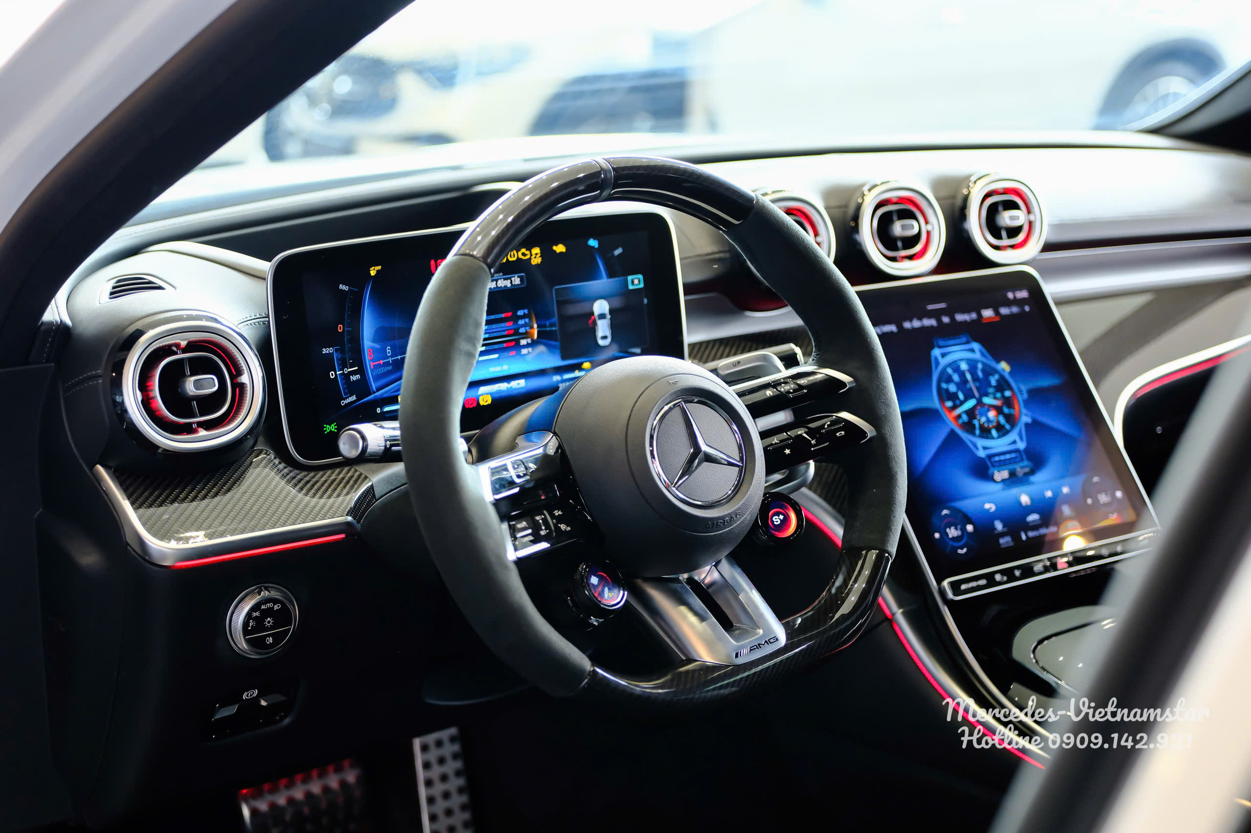 Không gian khoang lái nội thất Mercedes-AMG C63S đậm chất xe đua F1