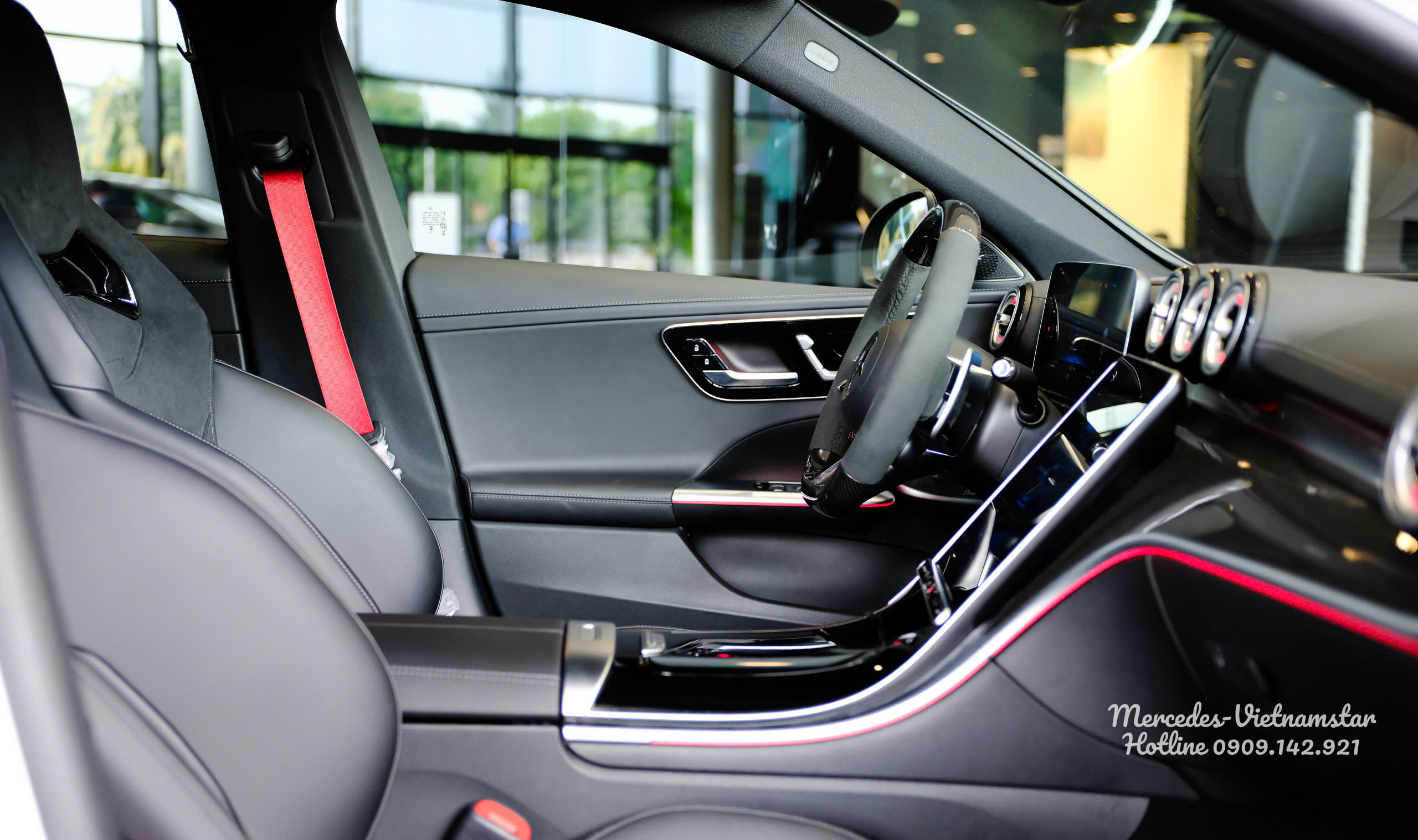 Khoang lái kỹ thuật số hiện đại bên trong nội thất Mercedes-AMG C63S độc bản