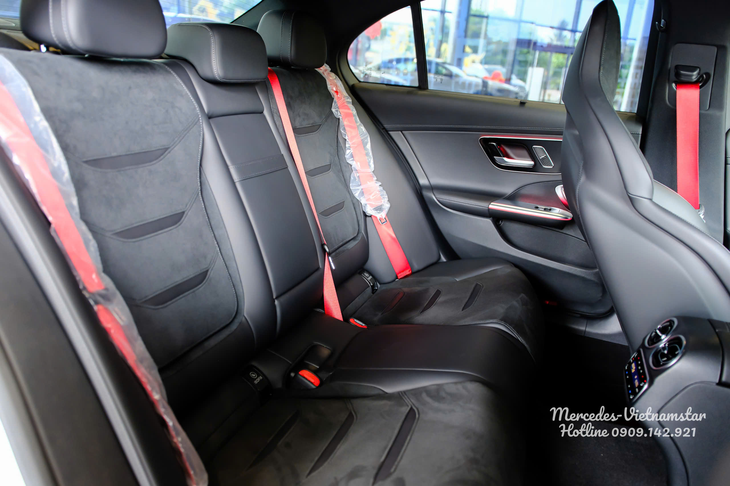 Góc nhìn từ khoang sau của Mercedes-AMG C63S E Performance