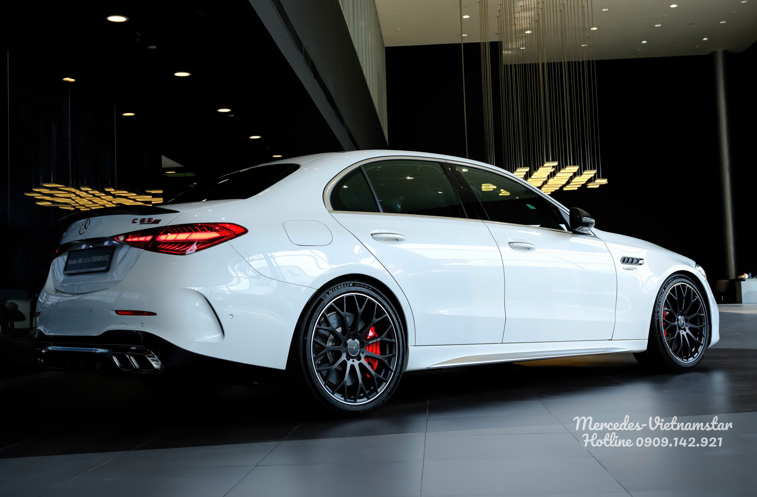 Vẻ đẹp thể thao và uy lực của Mercedes-AMG C63S màu Trắng