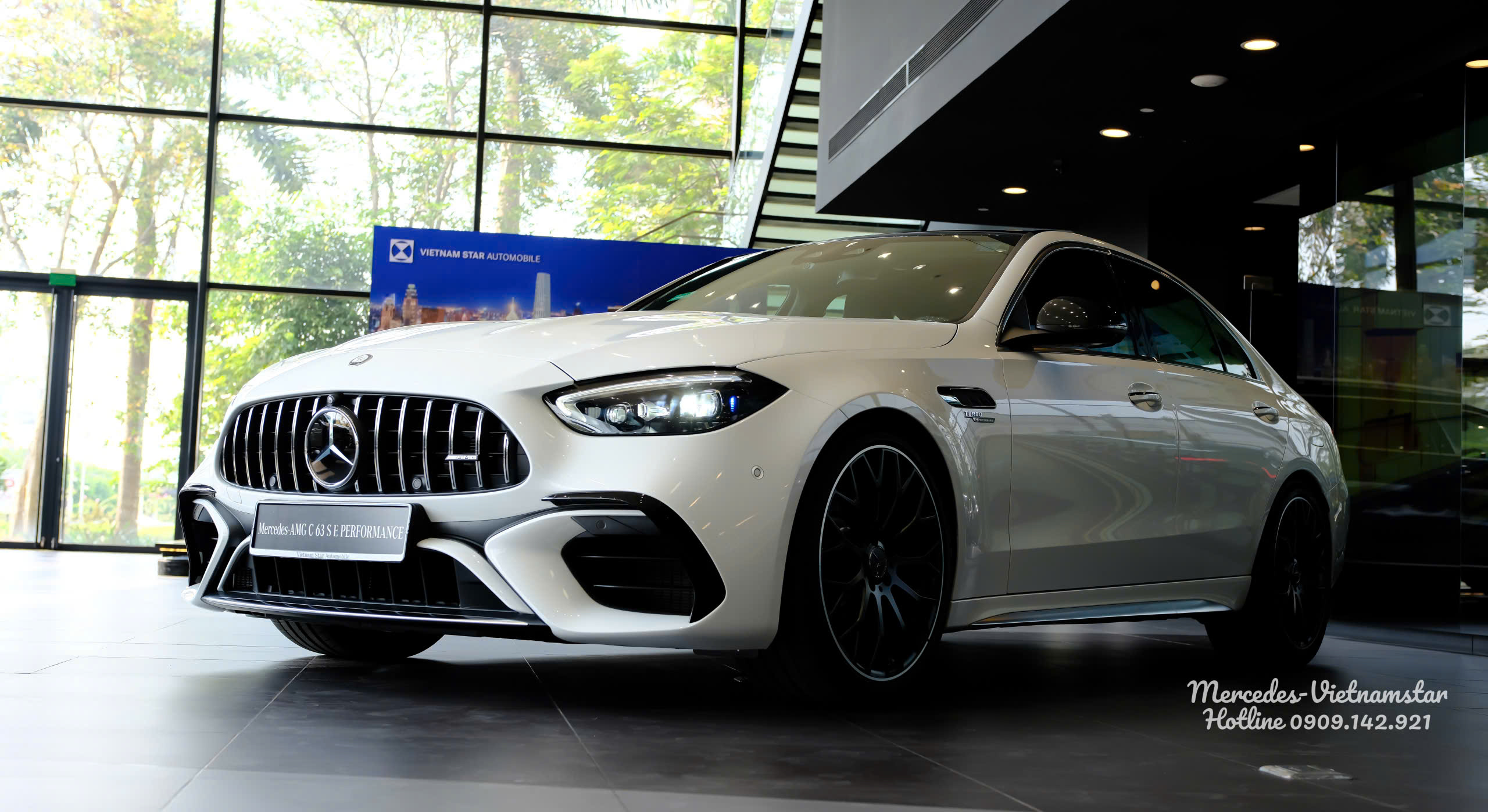Góc nhìn ngang thân xe Mercedes-AMG C63S màu Trắng cực kỳ bề thế