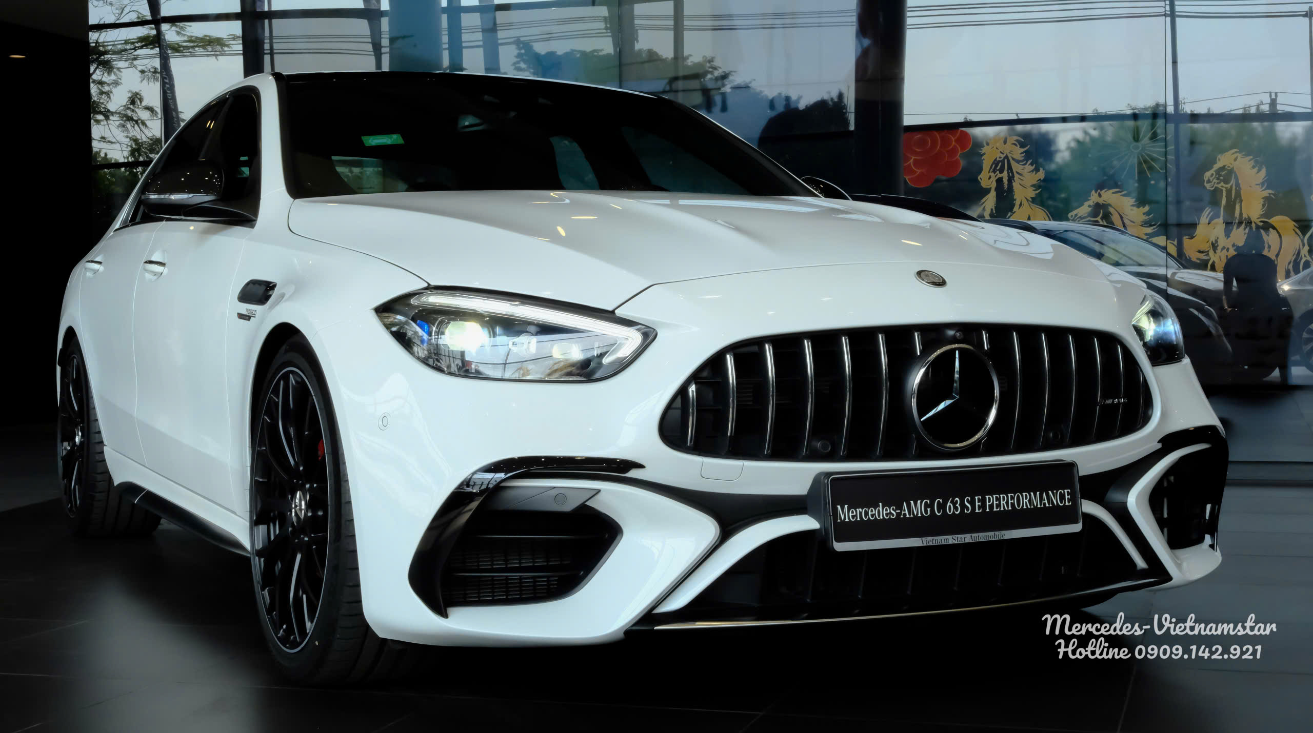 Nắp ca pô xe AMG C63S có khe thoát gió trung tâm độc quyền