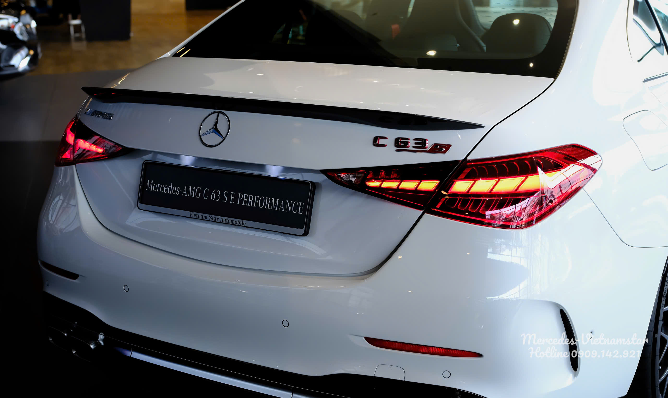 Cánh lướt gió bằng sợi Carbon tinh tế trên đuôi xe AMG C63S