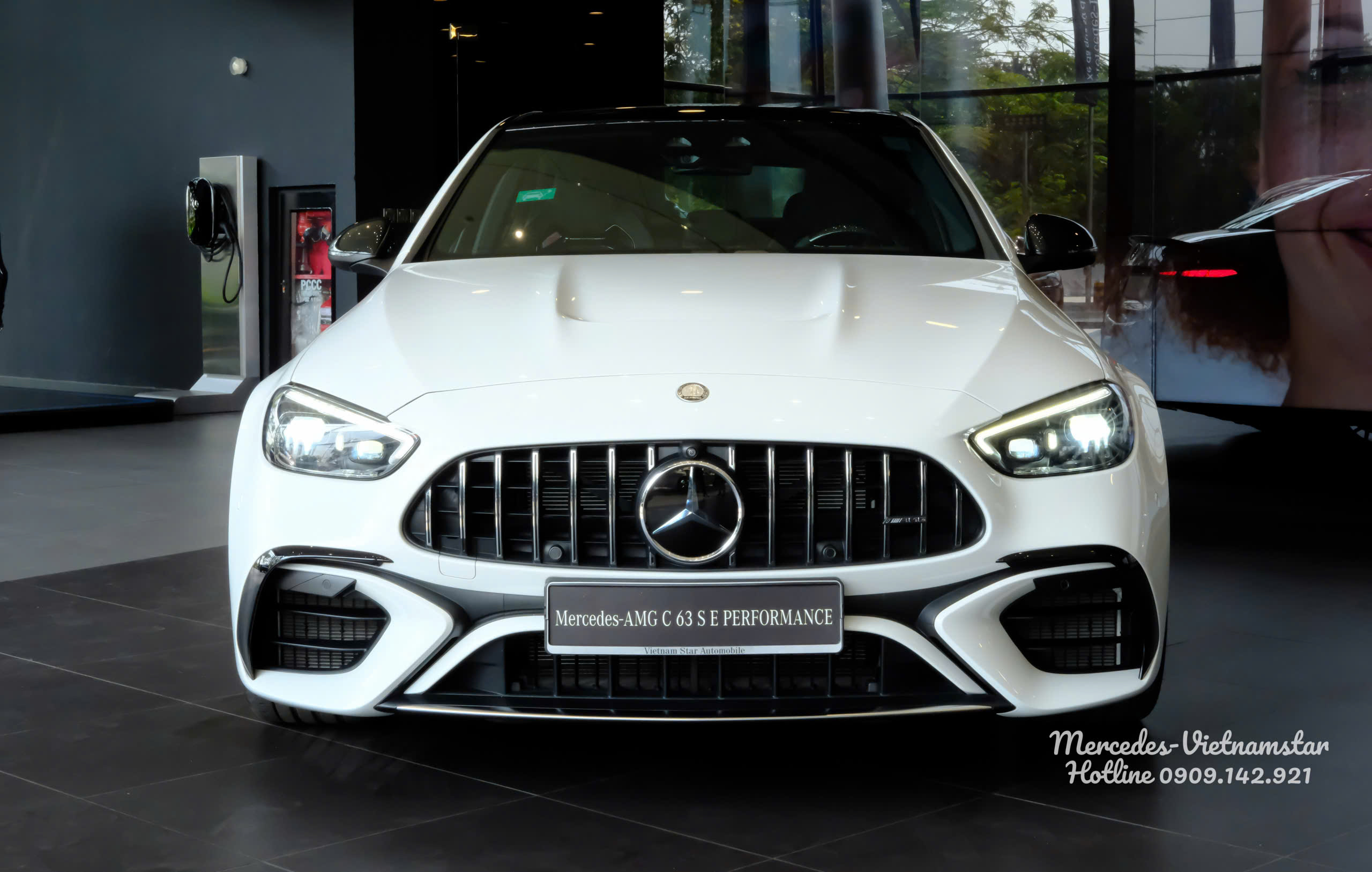 Cản trước thiết kế kiểu khí động học hầm hố của mẫu xe AMG C63S