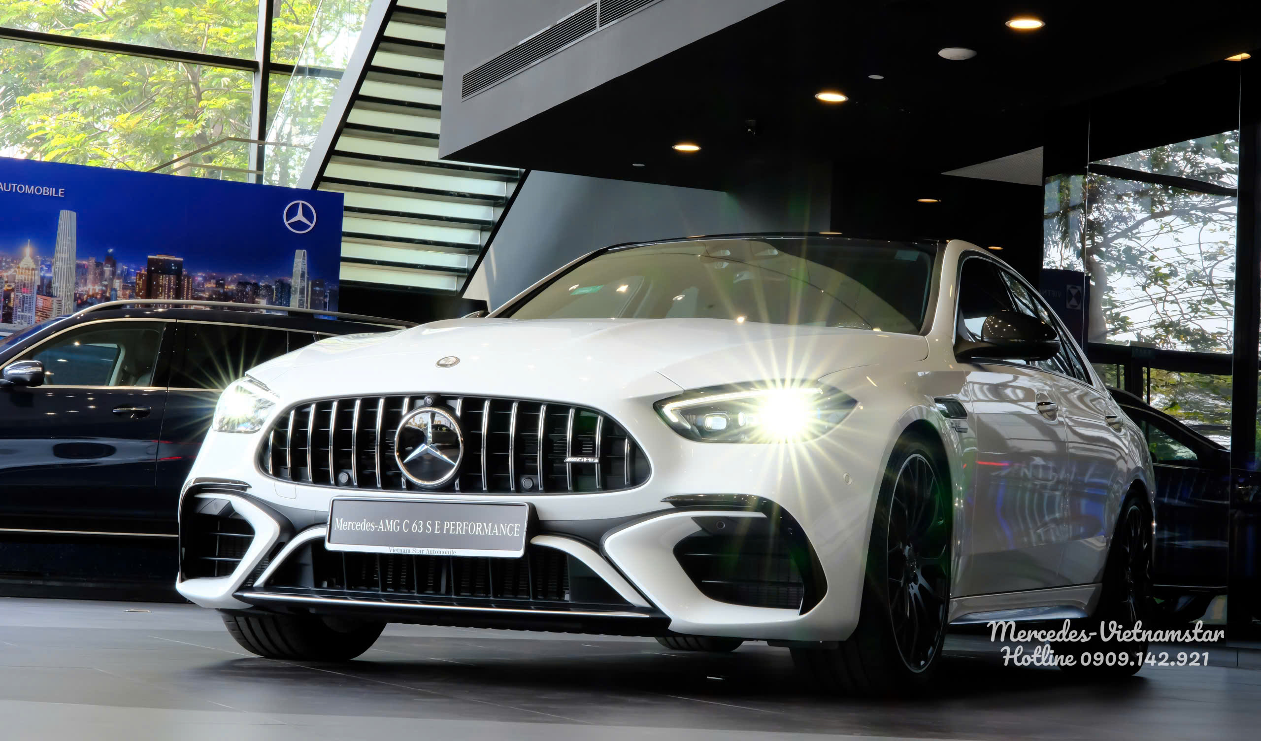 Hình ảnh tổng thể xe Mercedes-AMG C63S màu Trắng sang trọng tại Việt Nam