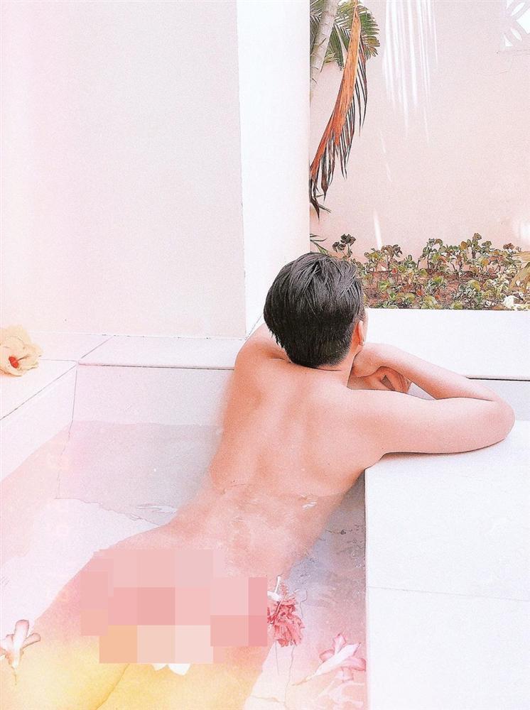 Đào Bá Lộc mặc đồ tắm, tự tin tạo dáng sexy trước gương-8