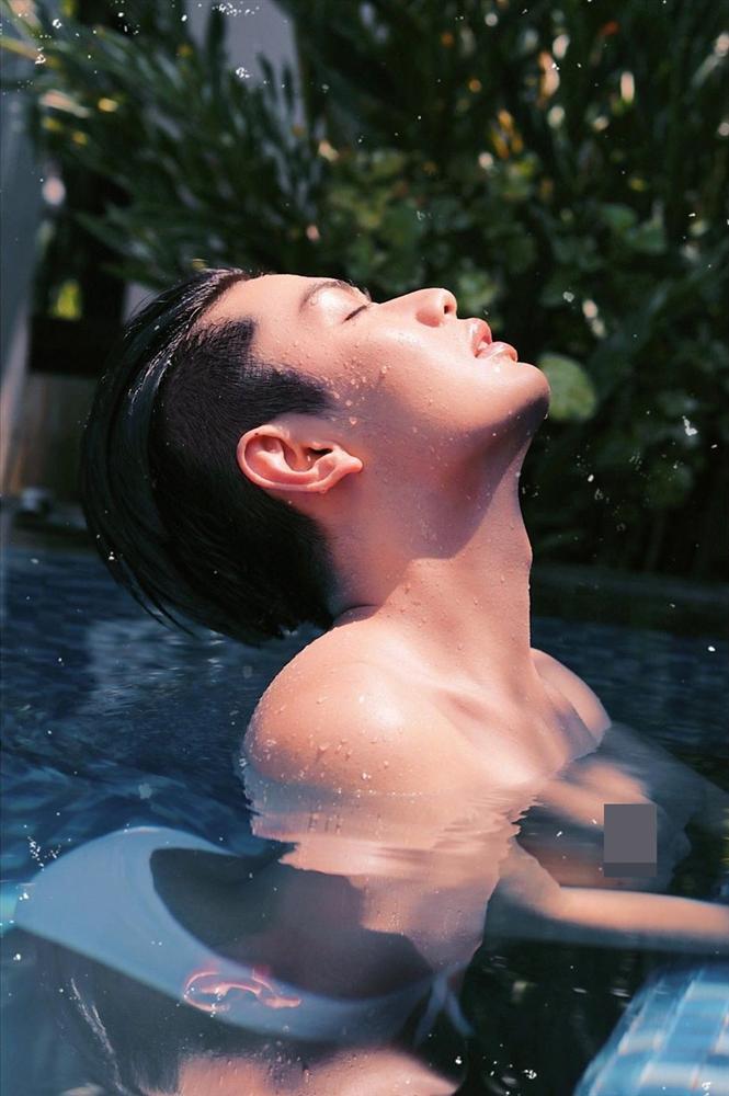 Đào Bá Lộc mặc đồ tắm, tự tin tạo dáng sexy trước gương-9