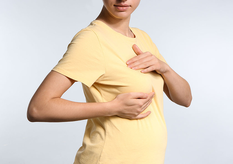 Khối u xuất hiện ở nách hoặc vú là một trong những dấu hiệu của bệnh