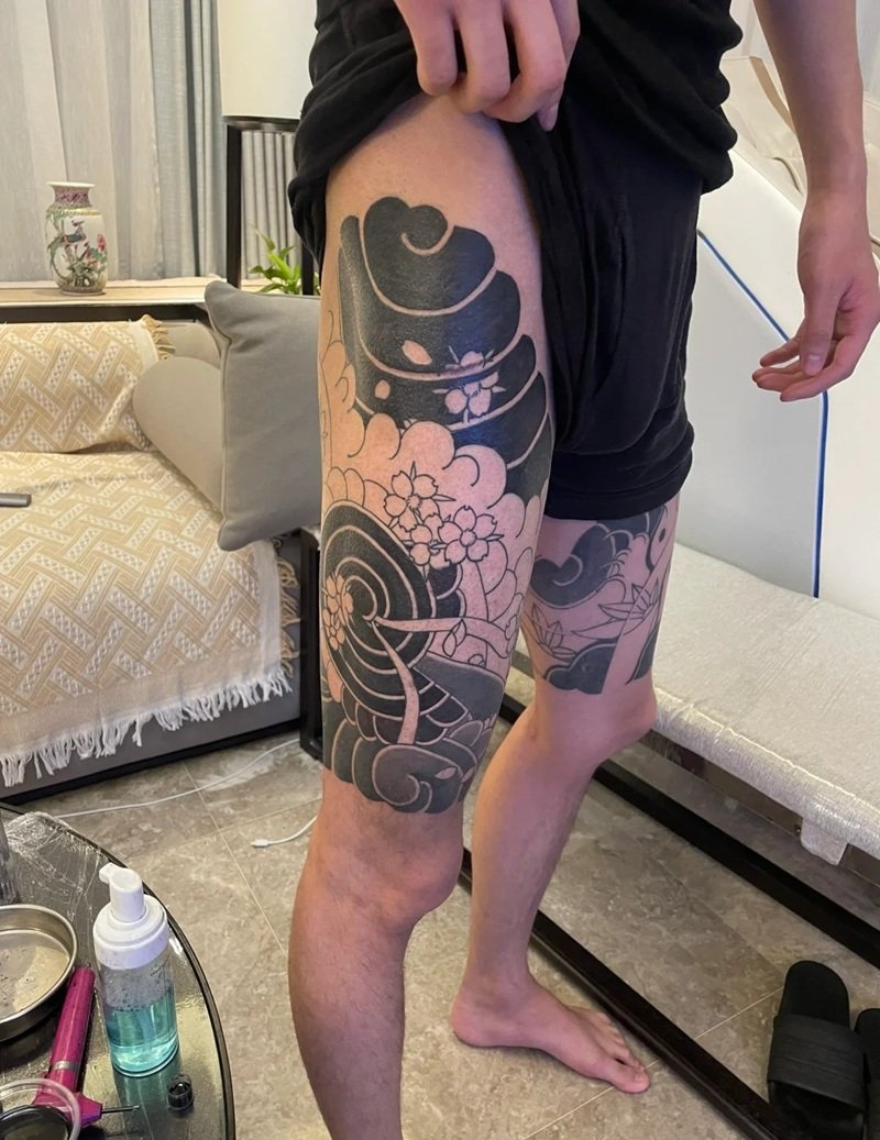 Hình ảnh tattoo đùi nam với họa tiết cá chép cực đẹp