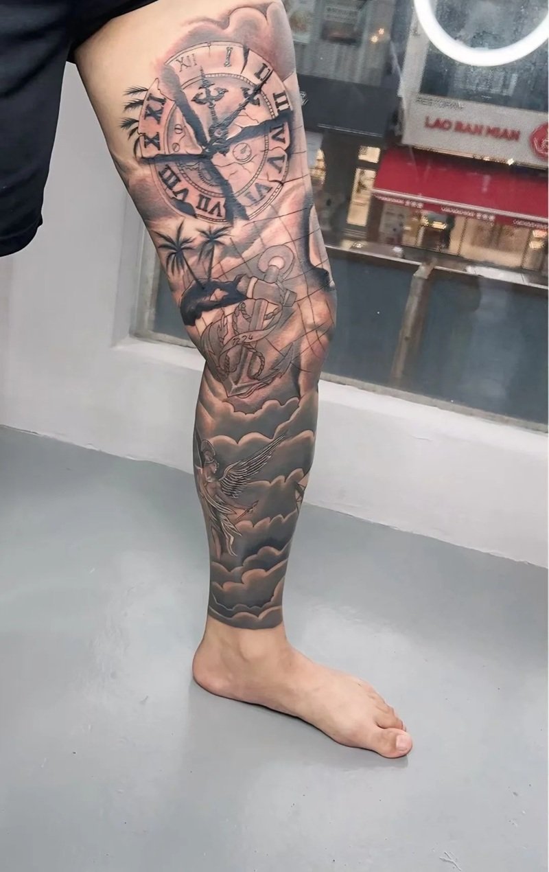 Hình xăm đùi đẹp cho nam phong cách tattoo cổ điển mạnh mẽ