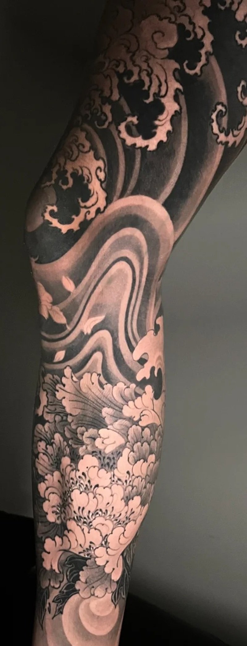 Ảnh tattoo đùi nam với họa tiết la bàn cực nghệ thuật
