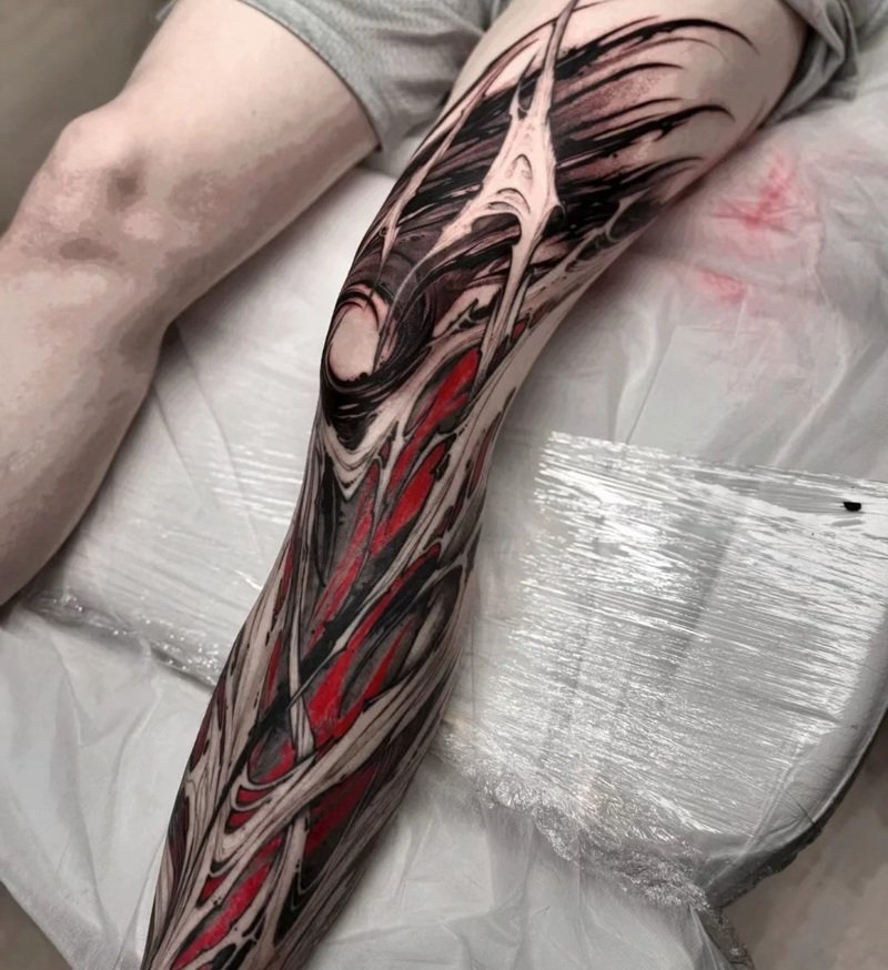 Hình ảnh tattoo đùi nam với họa tiết rồng lửa nổi bật