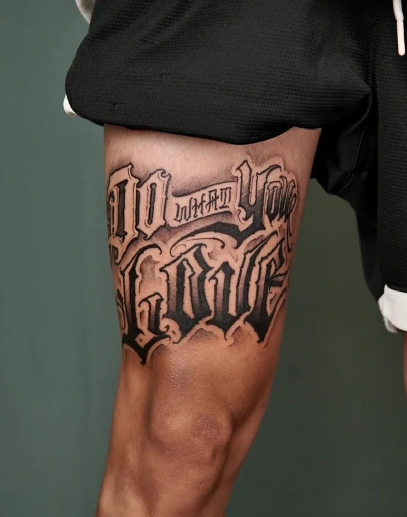 Ảnh tattoo đùi nam phong cách Chicano cực kỳ nổi bật