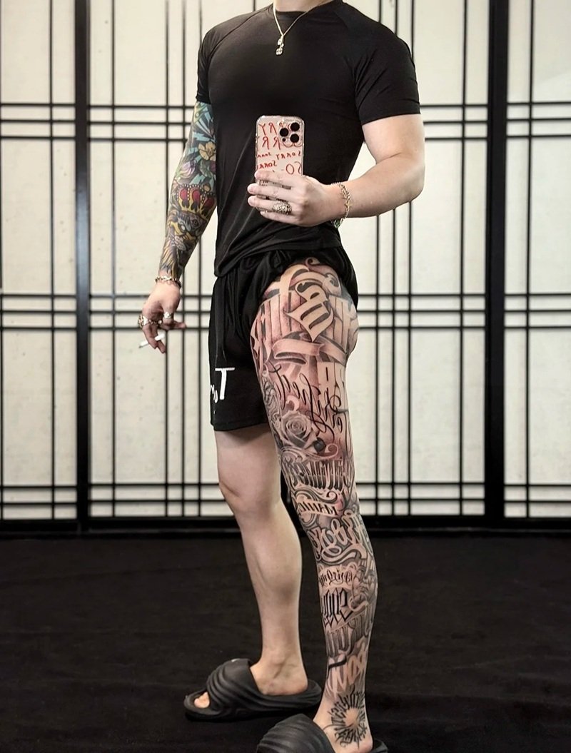 Hình xăm đùi đẹp cho nam mang phong cách tattoo hiện đại