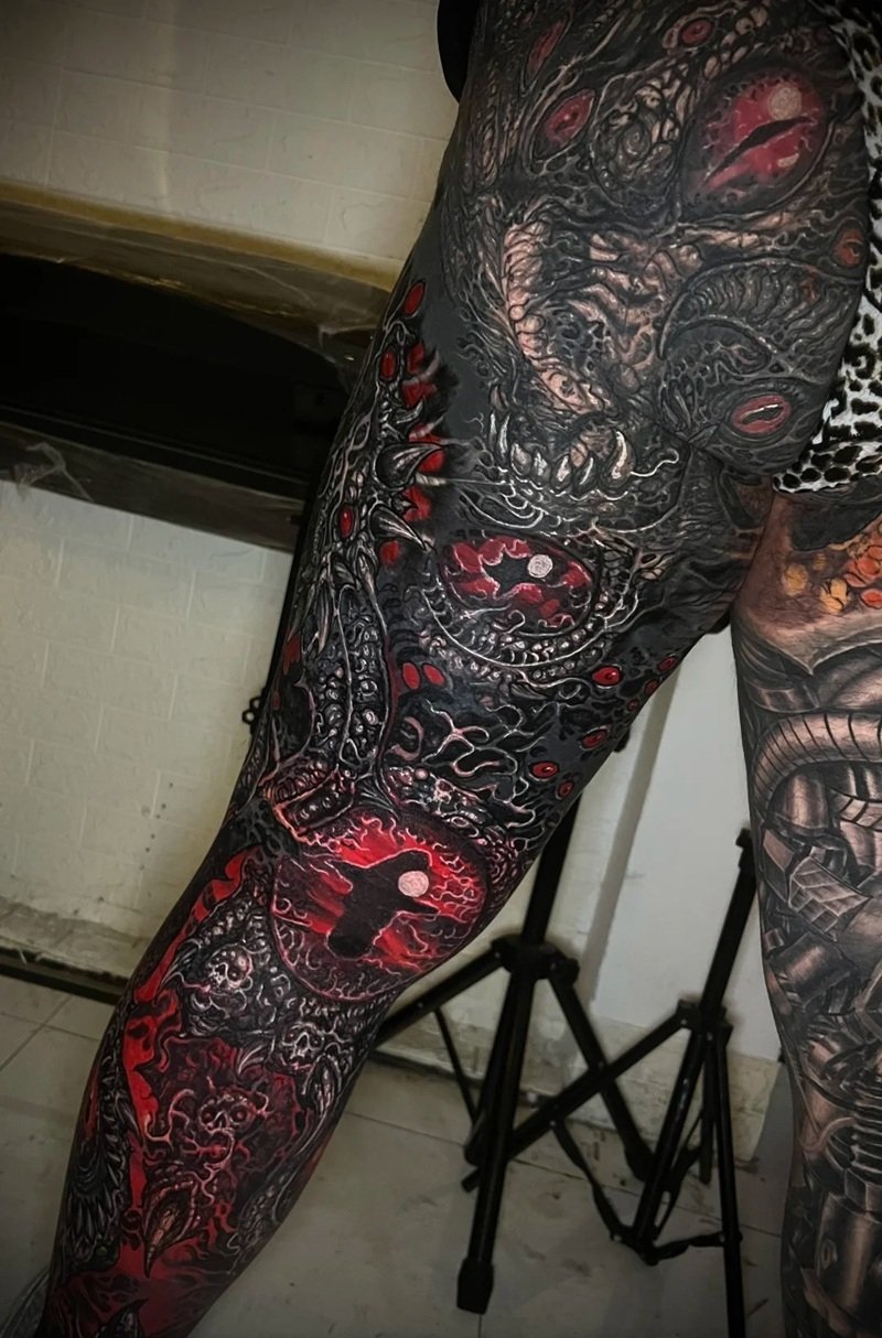 Ảnh tattoo đùi nam với thiết kế cực ngầu dành cho giới trẻ