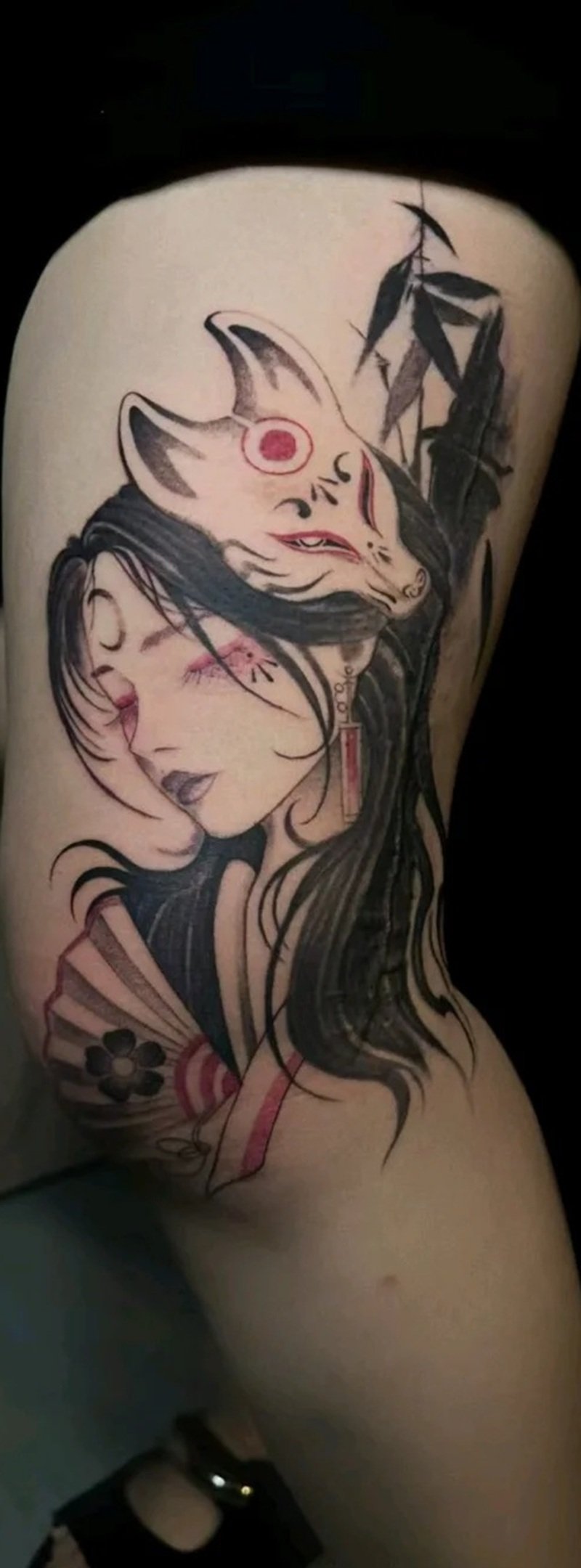 Hình ảnh tattoo đùi nam với họa tiết kiếm sĩ cực chất