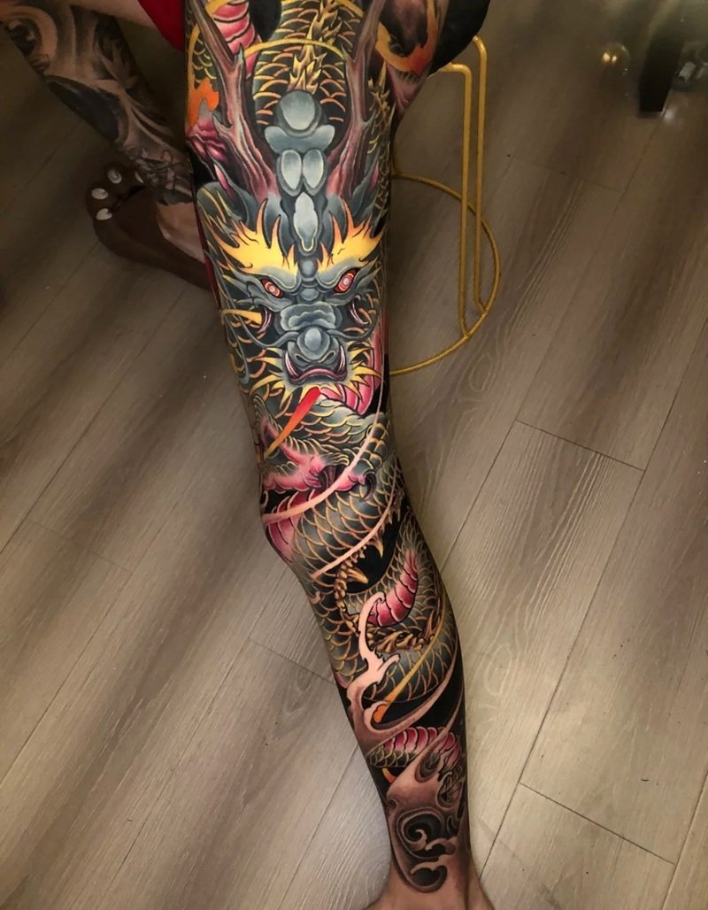 Hình ảnh tattoo đùi nam phong cách cá tính đầy cuốn hút