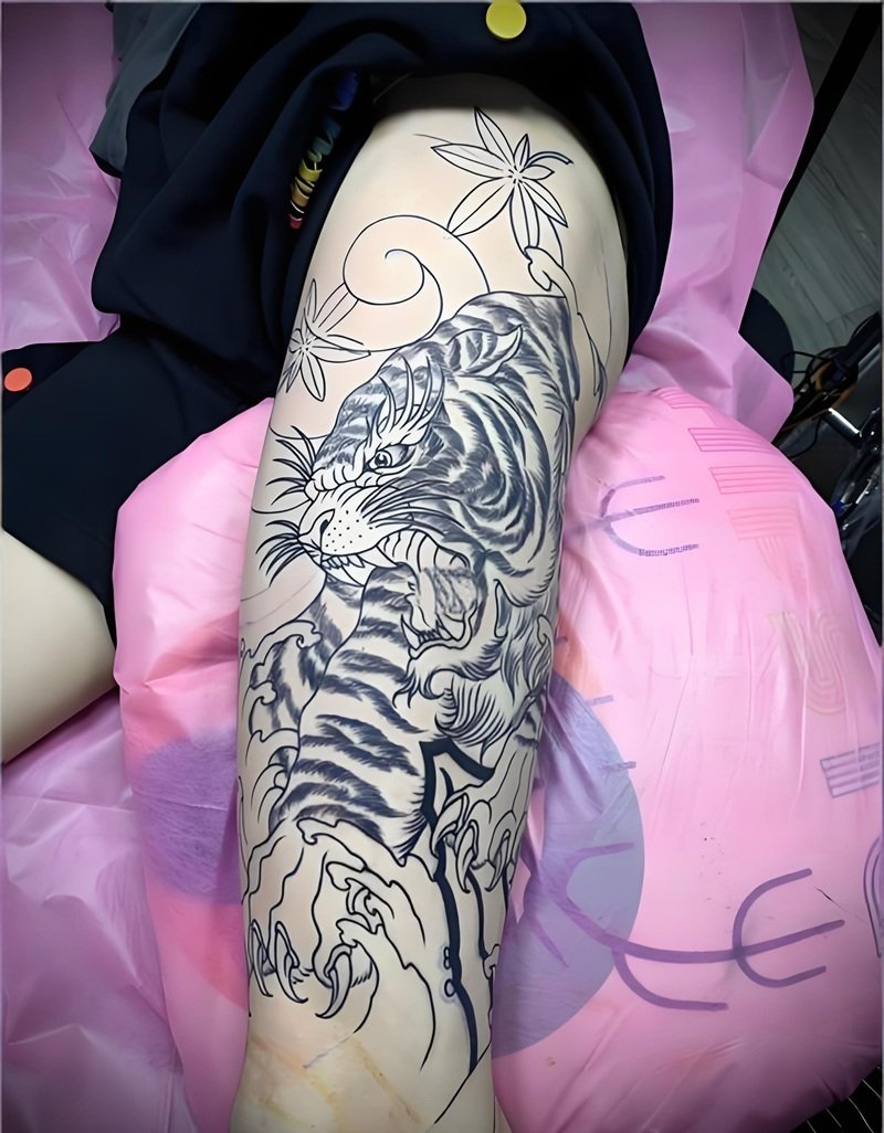 Hình ảnh tattoo đùi nam với hoa văn tribal cực mạnh mẽ