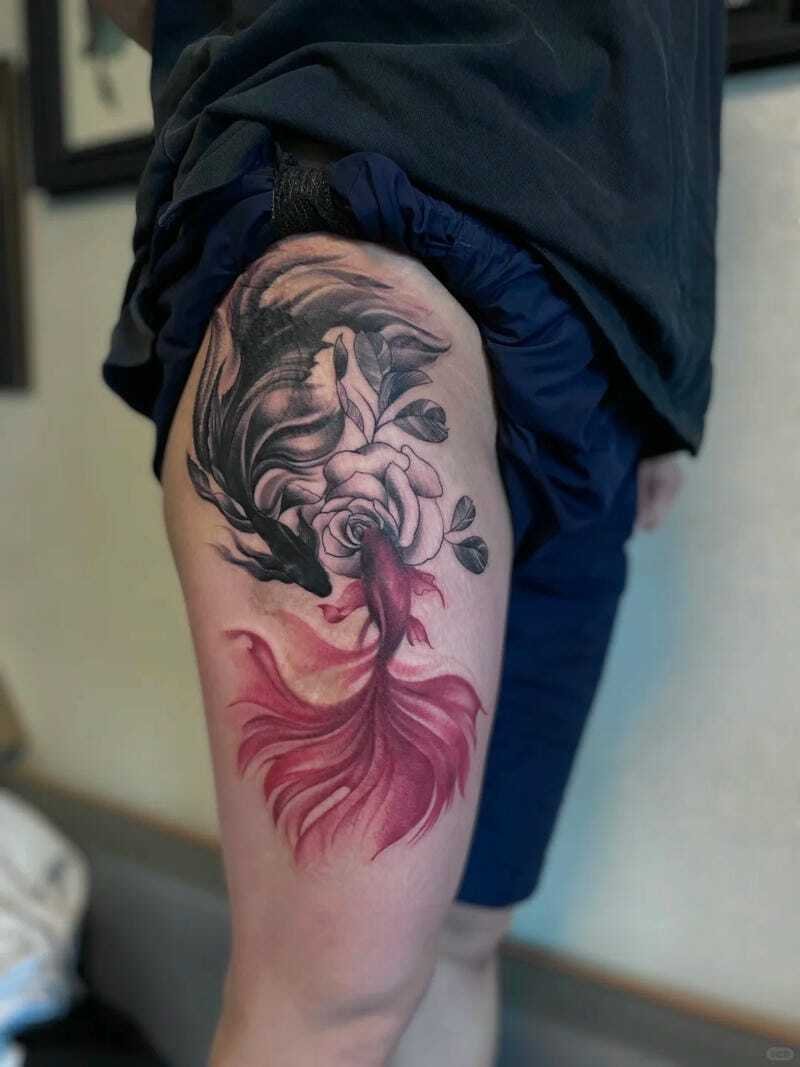Ảnh tattoo đùi nam phong cách blackwork cực chất hiện đại
