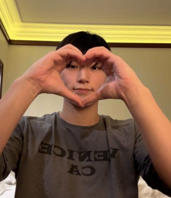 Meme Thả Tim – Ảnh Chế Love React Hành Động Yêu Thích 💕